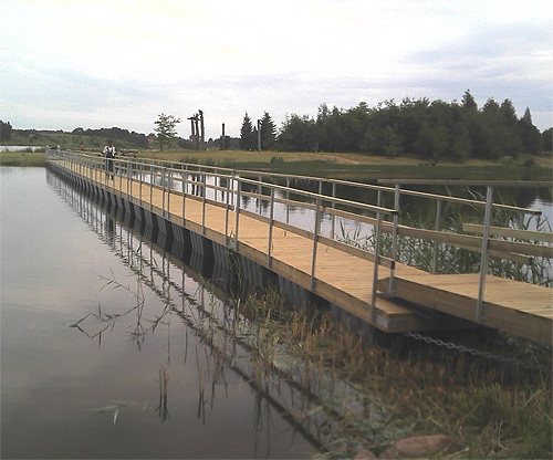 Kupikis. 100 m peiuj  pontoninis tiltas. Plastikiniai pontonai.