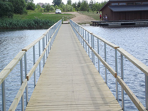 Kupikis. 100 m pomtonis tiltas  "Uovs lieuv". Plastikiniai pontonai.